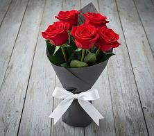 Букет 5 Красных роз Эдлесс Лав в Тамале