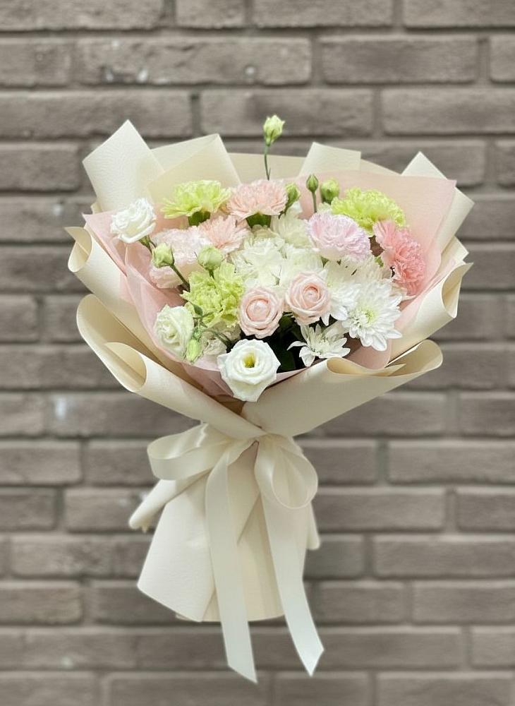 Букет цветов из: Гвоздики, Розы, Лизиантусы и Хризантемы в Тамале