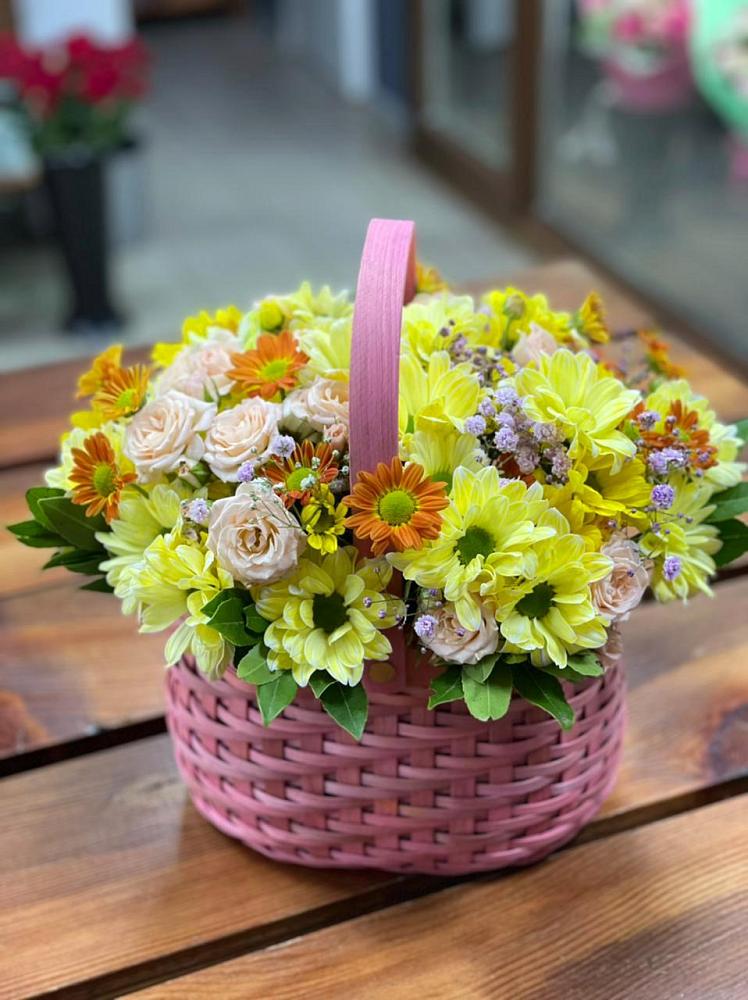 Цветочная композиция из Хризантемы и Розы в корзине в Тамале