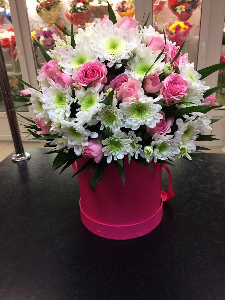 Цветочная композиция из Розы и Хризантемы в шляпной коробке в Тамале