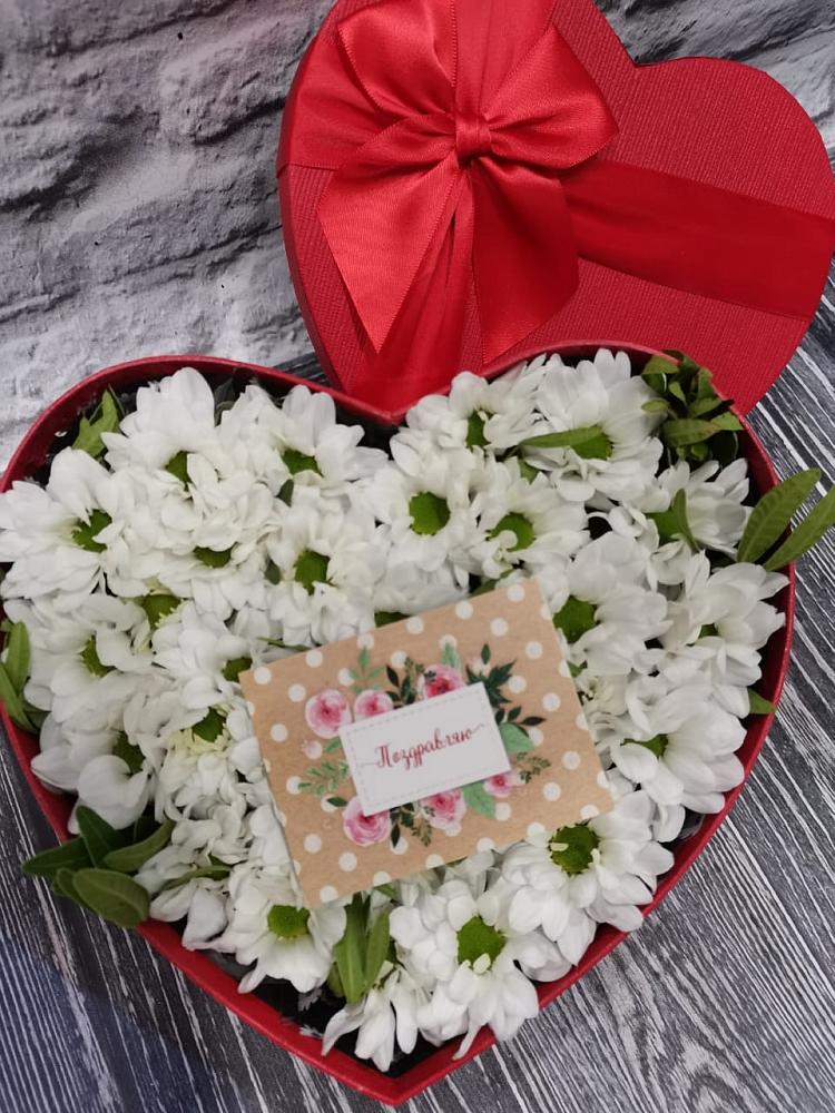 Цветочная композиция из Хризантемы в виде сердца в Тамале