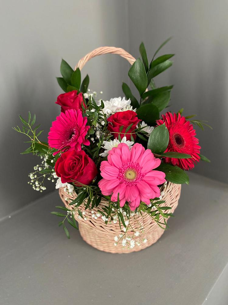 Цветочная композиция из Розы, Хризантемы и Герберы в корзине в Тамале