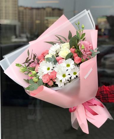 Букет цветов из: Розы, Лизиантусы и Хризантемы в Тамале
