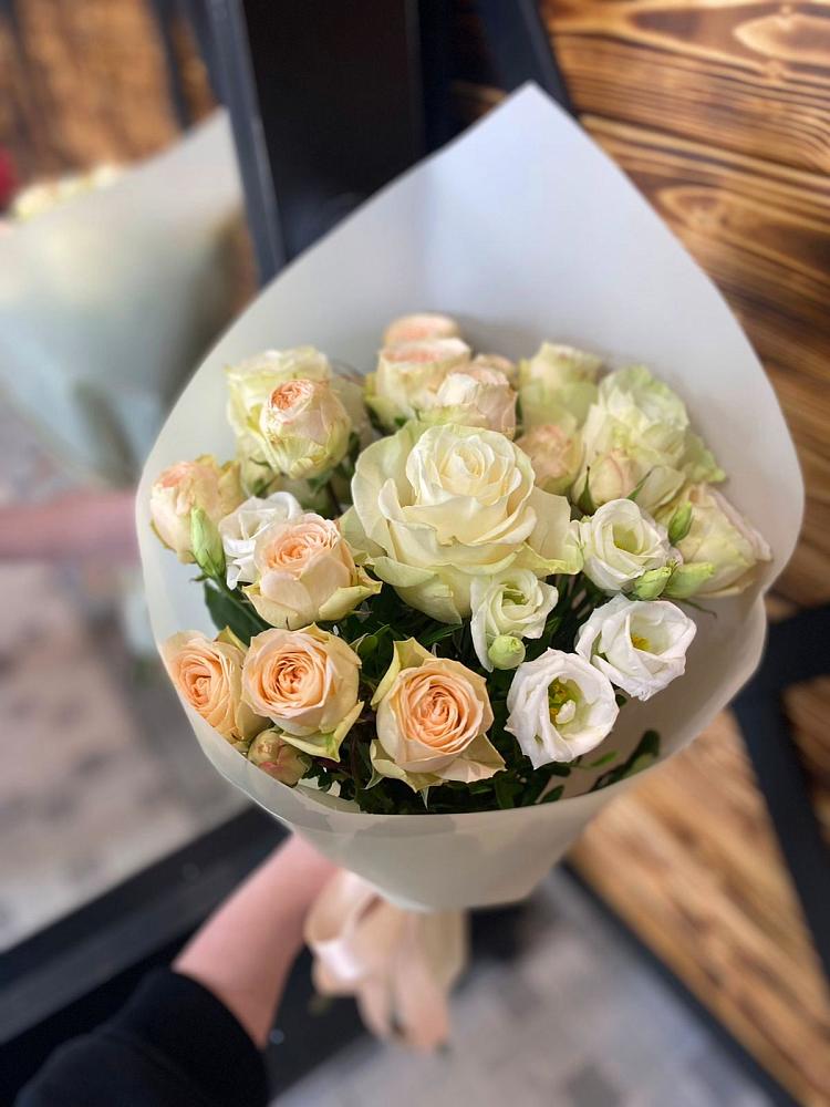 Букет цветов из: Розы и Лизиантусы в Тамале